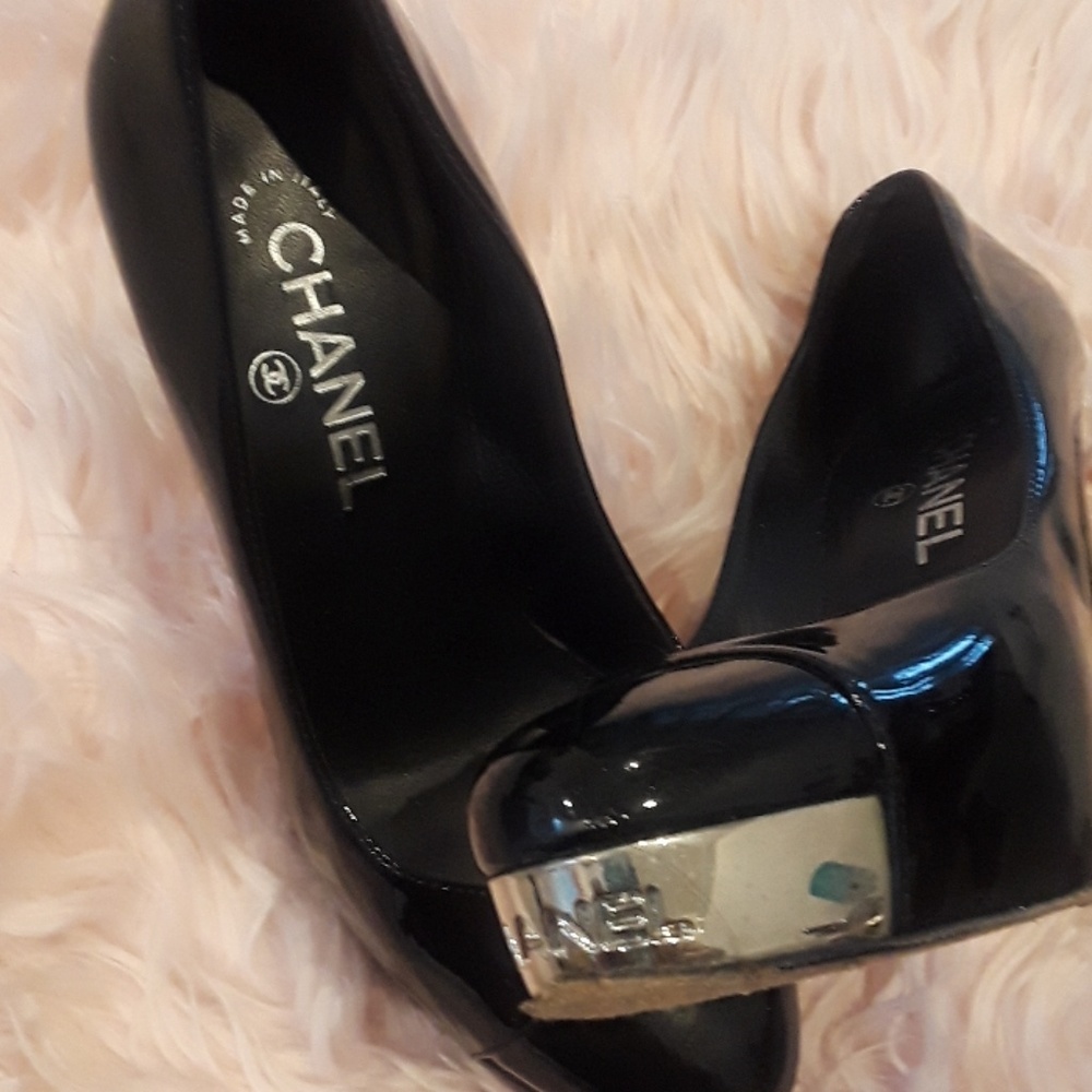 Black patent chanel pumps